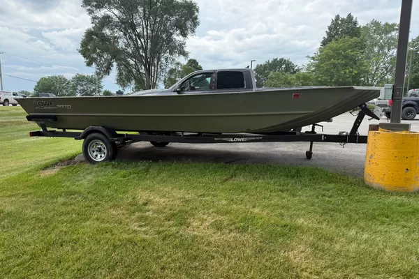 LOWE BOAT